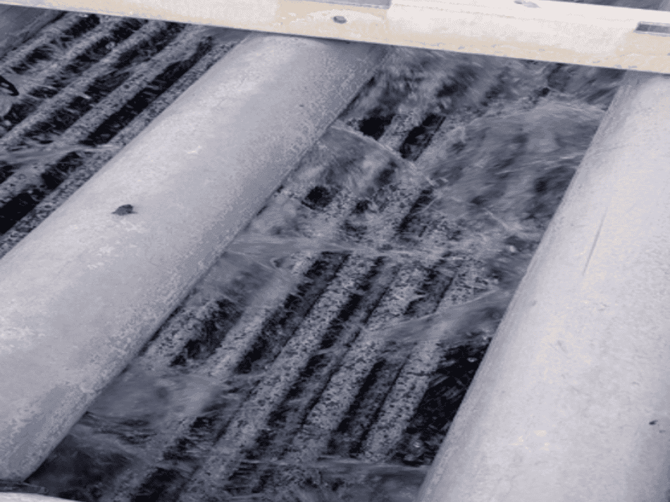Data centre cooling system with scale build-up before HydroFLOW treatment — Amsterdam